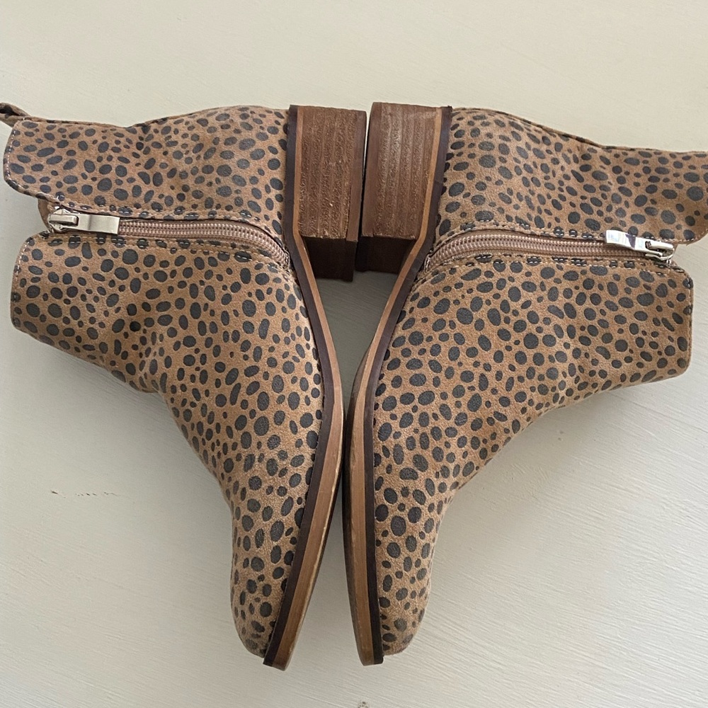 Let’s See Style Leopard Print Leather Ankle Boot.    sz. 6